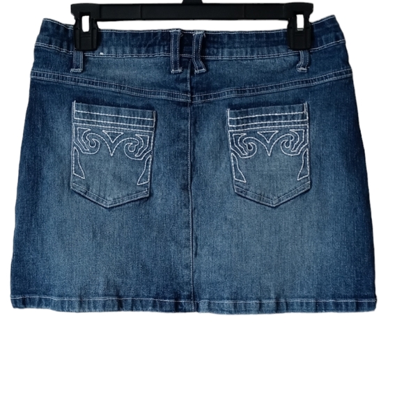 RAVE R4R JEANS WOMAN'S  MNI DENIM SKIRT. SIZE 11. COLOR BLUE. - Picture 2 of 16